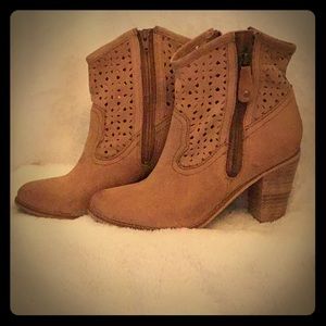 Rebels, light brown booties.